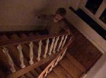 Lou dans les escaliers